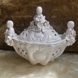 Vintage Cherub/Floral Decorative Potpourri/candle holder Made in Italy, White